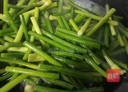 Illustration of how to stir-fry sausage with garlic sprouts 3