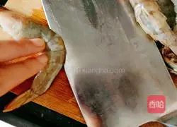 Illustration of how to steam white shrimp with vermicelli 5