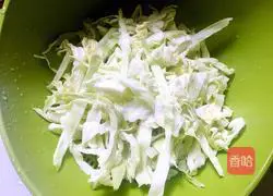 Illustration of how to stir-fry vermicelli with cabbage 3