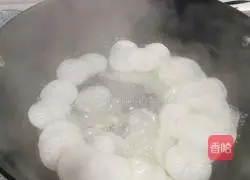 Illustration of how to make white radish, cornmeal and meat dumplings 1