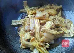 Illustration of how to make braised pork with yuba 10