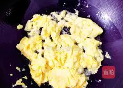 Illustration of how to make scrambled eggs with leeks 5