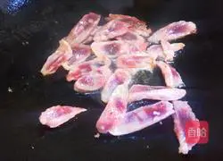 Illustration of how to make fried sausage with green bamboo shoots 5