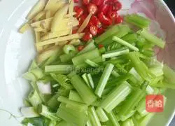 Illustration of how to make fried sausage with celery 3