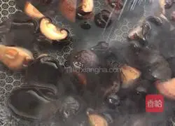 Illustration of how to make steamed chicken nuggets with mushrooms and fungus 6