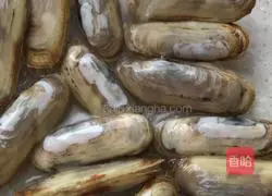 Illustration of how to steam razor clams with snow juice 5