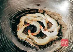 Illustration of braised prawns in oil 7