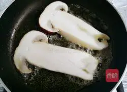 Butter-fried matsutake#New Year's Eve dinner recipe illustration 6