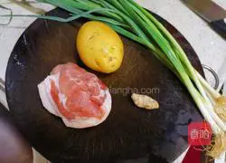 Garlic sprouts Illustration of how to make fried pork slices with potatoes 1