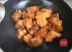 Illustration of how to cook pig's trotters with soybeans 8