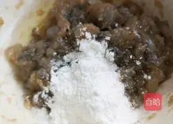 Illustration of how to make fresh and sweet shrimp and lotus root cakes with less oil 8