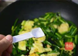 Fried eggs with garlic moss Practice illustration 6