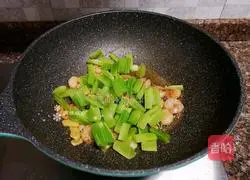 Illustration of how to make fried lettuce and shrimps 9