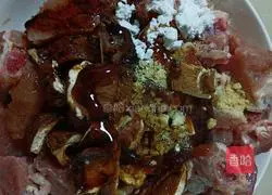 Illustration of how to make steamed pork ribs with garlic 3