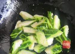 Illustration of how to make stir-fried loofah with flower armor 9