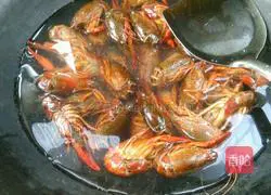 Illustration of how to make steamed crayfish 5