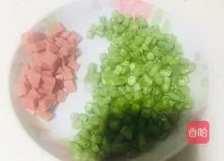 Cowpea Illustration of how to make stir-fried ham with eggs and fungus 2