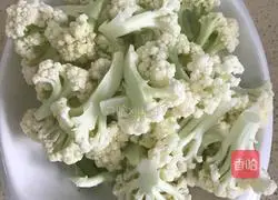 Dry Illustration of how to make stir-fried pork and cauliflower 3