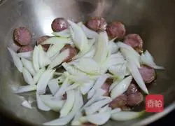Illustration of how to cook sausages with onions 4