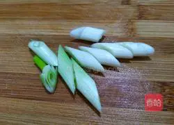 Illustration of how to make stir-fried sausages with lettuce, ginger and carrots 10