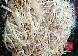 Bean sprouts stir-fried with minced meat Practice illustration 9