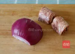 Illustration of how to make fried onions and bacon 1