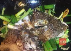 Illustration of Laoganma's recipe for stuffed tilapia with garlic sprouts, parsley and celery 8