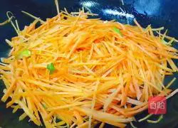 Illustration of how to make egg and carrot shreds 10