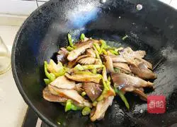 Illustration of how to make scrambled eggs with fresh mushrooms 9