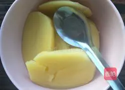 Illustration of how to make mashed potatoes with sauce 5