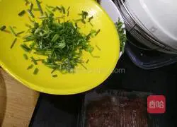 Illustration of how to stuff eggplant with meat 1