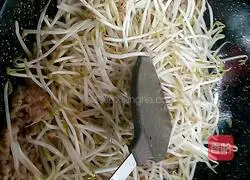 Illustration of how to stir-fry minced pork with bean sprouts 8