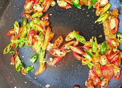 Illustration of how to stir-fry spicy duck gizzards 5