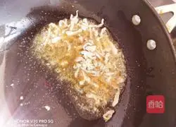 Illustration of how to stir-fry shredded pork with garlic moss 5