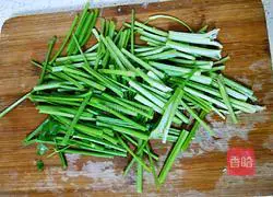 Illustration of how to make fried shredded pork with celery 9