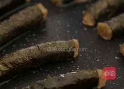 Illustration of how to make seaweed chicken rolls 6