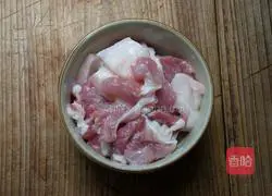 Illustration of how to make cucumber and fried meat 1