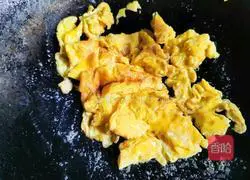 Illustration of how to make fried eggs with green pepper 3