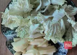 Illustration of how to make pork, cabbage and potato stewed vermicelli 2