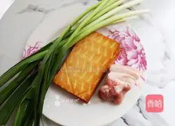 Stir-fry garlic sprouts and dry them until fragrant Illustration of how to do it 1