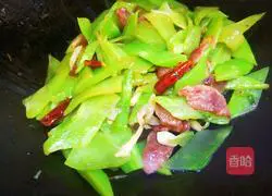 Illustration of how to make fried sausage with green bamboo shoots 11