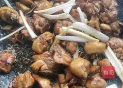 Illustration of how to cook chicken legs stewed with potatoes 6