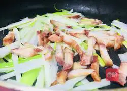 Illustration of how to make spicy stir-fried snow peas with mushroom sauce 9