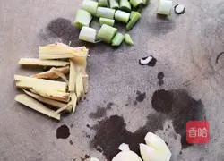 Illustration of how to make steamed pork ribs with sea cucumber 2