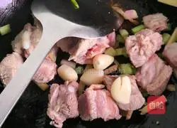 Illustration of how to make steamed pork ribs with sea cucumber 3