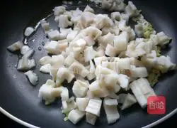 Illustration of making diced lotus root in oyster sauce 5