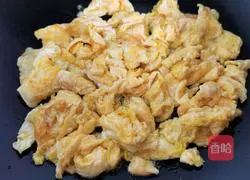 Illustration of how to make scrambled egg salad 5