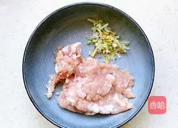 Illustration of how to make meat vermicelli 1