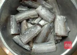 Illustration of how to make canned fish 1