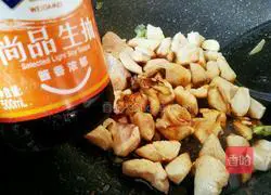 Illustration of how to make spicy stir-fried diced chicken 3 